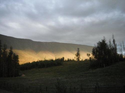 evening_sun_shining_on_long_ridge