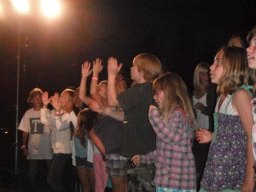 kids_front_row_at_the_show